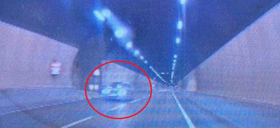 Paura nella notte, imbocca contromano la galleria di Martignano sulla ss 47: positivo all’alcol test e patente ritirata